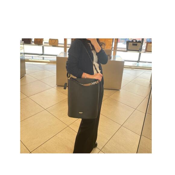 Burberry bucket bag new with tag - Picture 9 of 10